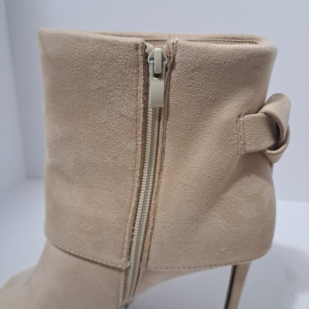 Chelsea Moreland Heels - Picture 4 of 8